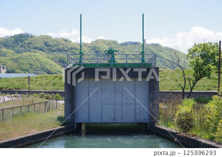 信州安曇野の灌漑施設「拾ヶ堰(じっかせぎ)」風景 安曇野を潤した江戸時代の用水路 安曇野側出口 信州安曇野の灌漑施設「拾ヶ堰(じっかせぎ)」風景 安曇野を潤した江戸時代の用水路 安曇野側出口 125896293