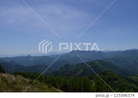 御荷鉾スーパー林道 展望台から見た両神山と二子山 御荷鉾スーパー林道 展望台から見た両神山と二子山 125896374