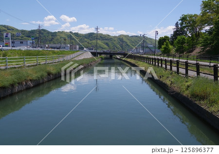 信州安曇野の灌漑施設「拾ヶ堰（じっかせぎ）」風景　安曇野を潤した江戸時代開削の用水路（下飯田地区） 125896377