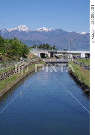 信州安曇野の灌漑施設「拾ヶ堰（じっかせぎ）」風景　安曇野を潤した江戸時代開削の用水路（下飯田地区） 125896381