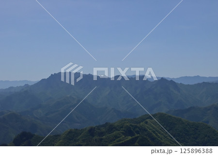 御荷鉾スーパー林道 展望台から見た両神山 御荷鉾スーパー林道 展望台から見た両神山 125896388