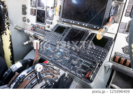 米軍の輸送機のコックピット内部 125896409