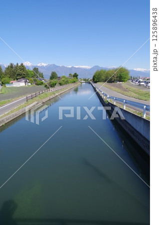 信州安曇野の灌漑施設「拾ヶ堰(じっかせぎ)」風景 安曇野を潤した江戸時代開削の用水路(下鳥羽地区) 信州安曇野の灌漑施設「拾ヶ堰(じっかせぎ)」風景 安曇野を潤した江戸時代開削の用水路(下鳥羽地区) 125896438