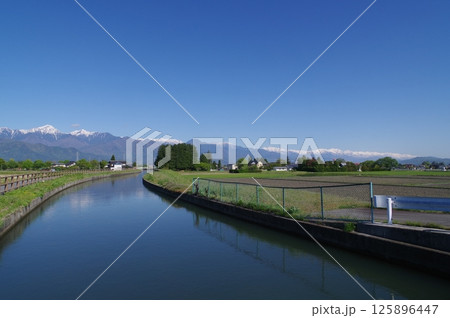 信州安曇野の灌漑施設「拾ヶ堰（じっかせぎ）」風景　安曇野を潤した江戸時代開削の用水路（下鳥羽地区） 125896447