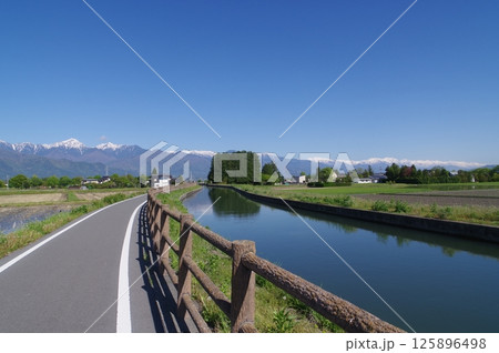 信州安曇野の灌漑施設「拾ヶ堰（じっかせぎ）」風景　安曇野を潤した江戸時代開削の用水路（南部公園付近） 125896498