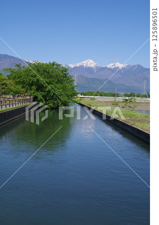 信州安曇野の灌漑施設「拾ヶ堰（じっかせぎ）」風景　安曇野を潤した江戸時代開削の用水路（南部公園付近） 125896501
