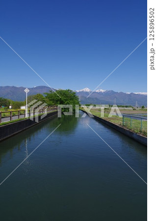 信州安曇野の灌漑施設「拾ヶ堰（じっかせぎ）」風景　安曇野を潤した江戸時代開削の用水路（南部公園付近） 125896502