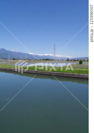 信州安曇野の灌漑施設「拾ヶ堰（じっかせぎ）」風景　安曇野を潤した江戸時代開削の用水路（南部公園付近） 125896507