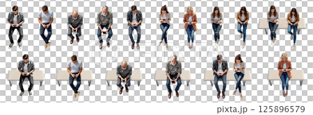 人們坐在長椅上看著他們的智慧型手機（透明背景） 125896579