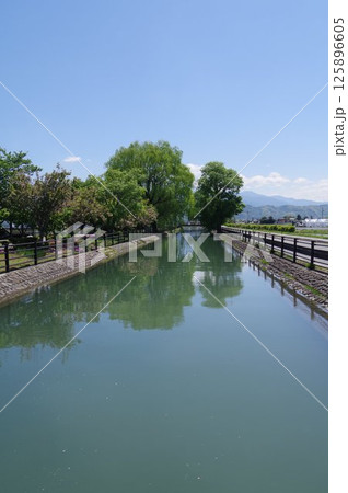 信州安曇野の灌漑施設「拾ヶ堰（じっかせぎ）」風景　安曇野を潤した江戸時代開削の用水路（中堀周辺地区） 125896605