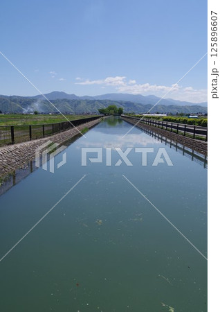 信州安曇野の灌漑施設「拾ヶ堰(じっかせぎ)」風景 安曇野を潤した江戸時代開削の用水路(中堀周辺地区) 信州安曇野の灌漑施設「拾ヶ堰(じっかせぎ)」風景 安曇野を潤した江戸時代開削の用水路(中堀周辺地区) 125896607