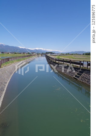 信州安曇野の灌漑施設「拾ヶ堰（じっかせぎ）」風景　安曇野を潤した江戸時代開削の用水路（穂高柏原地区） 125896775