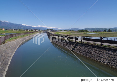 信州安曇野の灌漑施設「拾ヶ堰(じっかせぎ)」風景 安曇野を潤した江戸時代開削の用水路(穂高柏原地区) 信州安曇野の灌漑施設「拾ヶ堰(じっかせぎ)」風景 安曇野を潤した江戸時代開削の用水路(穂高柏原地区) 125896776