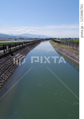 信州安曇野の灌漑施設「拾ヶ堰（じっかせぎ）」風景　安曇野を潤した江戸時代開削の用水路（穂高柏原地区） 125896781