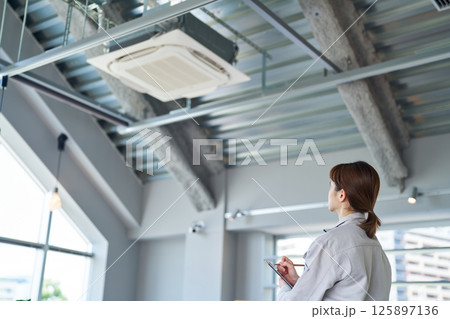 空調設備を点検する女性 125897136
