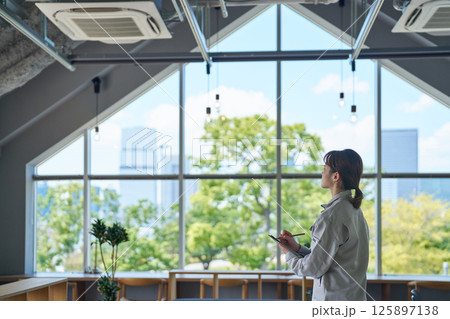 空調設備を点検する女性 125897138