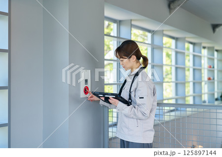 非常警報設備を点検する女性 125897144
