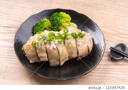 蒸し鶏(塩麹漬け鶏) 蒸し鶏(塩麹漬け鶏) 125897420