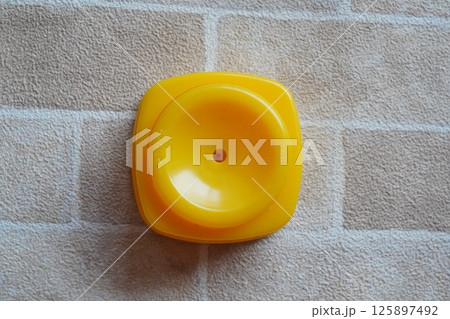 ゆで卵の殻を綺麗に剥くために使用する便利アイテム。キッチングッズ 125897492