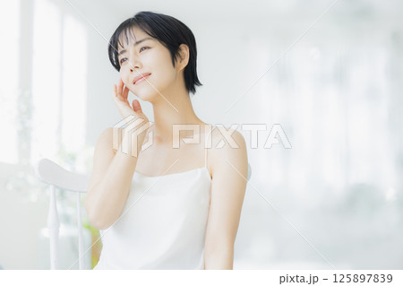 若い女性のビューティーイメージ 125897839