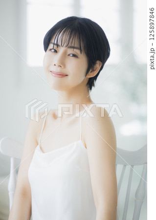 若い女性のビューティーイメージ 125897846