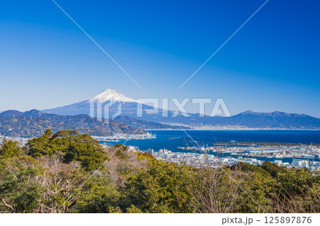 静岡市にある冬の晴れた日の日本平夢テラス展望回廊から見た風景(静岡県) 125897876