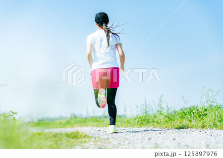 ランニングする若い女性 125897976