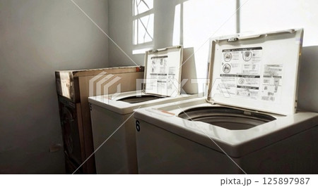 コインランドリーの古い洗濯機 コインランドリーの古い洗濯機 125897987