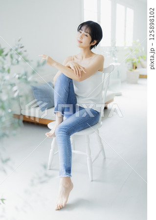 デニムの女性 デニムの女性 125898102