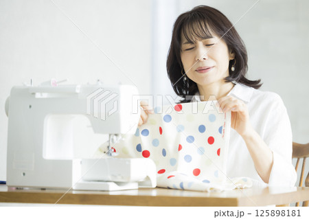自宅で洋裁をする女性 125898181