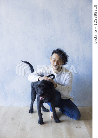 愛犬とくつろぐ男性 愛犬とくつろぐ男性 125898219