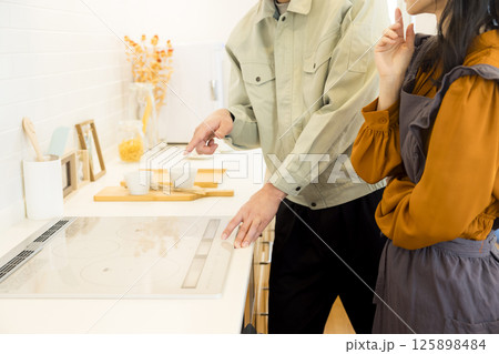 住宅の引き渡し　アフターメンテナンスをする作業着の男性 125898484