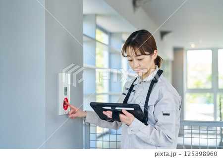 非常警報設備を点検する女性 非常警報設備を点検する女性 125898960
