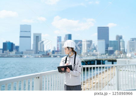 建設業の女性 125898966