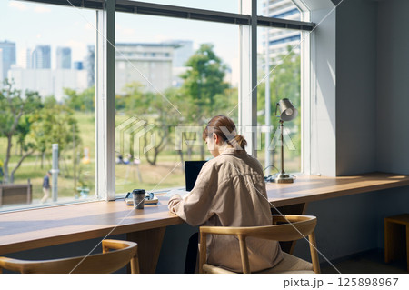 コワーキングスペースで勉強する女性 125898967