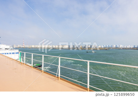 船上から見た北海道、苫小牧港の風景 125899650