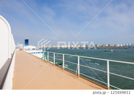船上から見た北海道、苫小牧港の風景 125899651