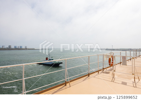 船上から見た北海道、苫小牧港の風景 船上から見た北海道、苫小牧港の風景 125899652