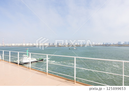 船上から見た北海道、苫小牧港の風景 船上から見た北海道、苫小牧港の風景 125899653