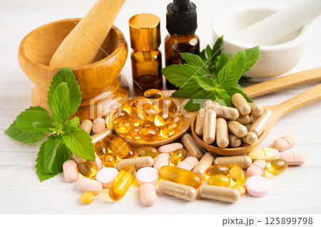 Fish oil vitamin with EPA and DHA,Alternative medicine herbal organic capsule with vitamin E omega 3. Fish oil vitamin with EPA and DHA,Alternative medicine herbal organic capsule with vitamin E omega 3. 125899798