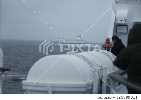フェリーからの通過フエリー 125899811