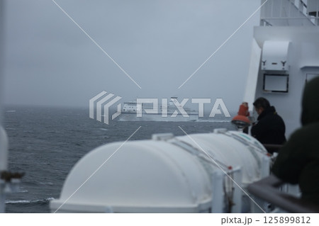 フェリーからの通過フエリー 125899812