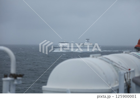 フェリーからの通過フエリー 125900001