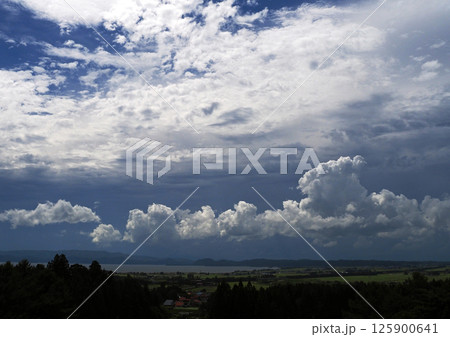 猪苗代湖の上空に湧き上がる積乱雲が日差しで白く輝き、印象的で綺麗だ。 猪苗代湖の上空に湧き上がる積乱雲が日差しで白く輝き、印象的で綺麗だ。 125900641
