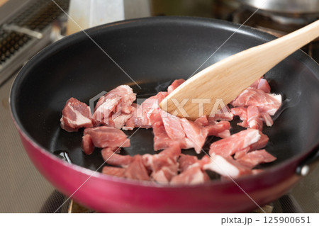細切れの牛肉をフライパンで炒めているところ (写真素材) 細切れの牛肉をフライパンで炒めているところ (写真素材) 125900651
