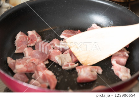 細切れの牛肉をフライパンで炒めているところ (写真素材) 細切れの牛肉をフライパンで炒めているところ (写真素材) 125900654