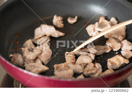 細切れの牛肉をフライパンで炒めているところ　(写真素材) 125900662