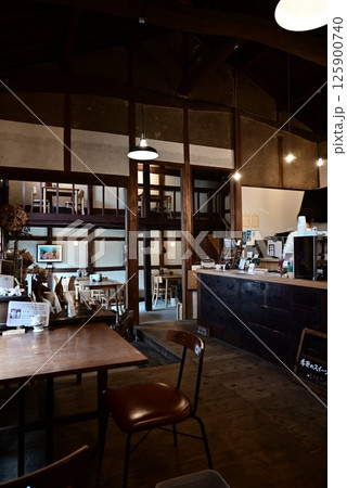 古民家カフェの店内風景 125900740