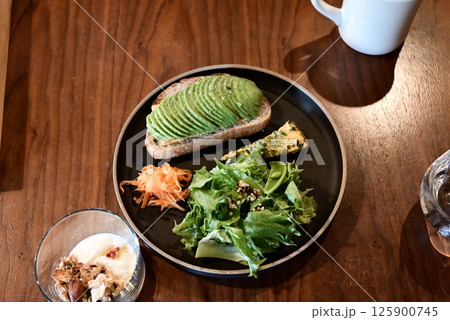 古民家カフェで味わうモーニングセット アボカドトーストとサラダ 古民家カフェで味わうモーニングセット アボカドトーストとサラダ 125900745
