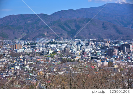 《長野県》松本市城山公園からの展望　松本市の街並み 125901208